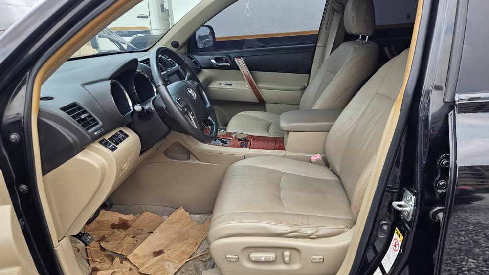 
								Extremely clean foreign used 2013 Toyota Highlander with 2026 duty limited full option going for just 20M only  location📍 Abuja deal 🤝 Car with me full									