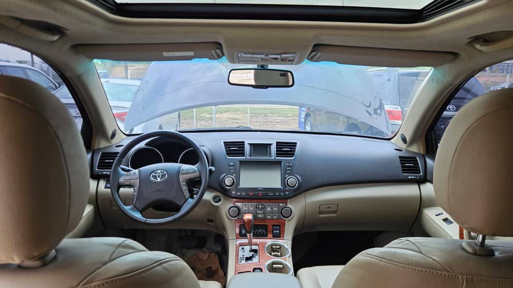 
								Extremely clean foreign used 2013 Toyota Highlander with 2026 duty limited full option going for just 20M only  location📍 Abuja deal 🤝 Car with me full									
