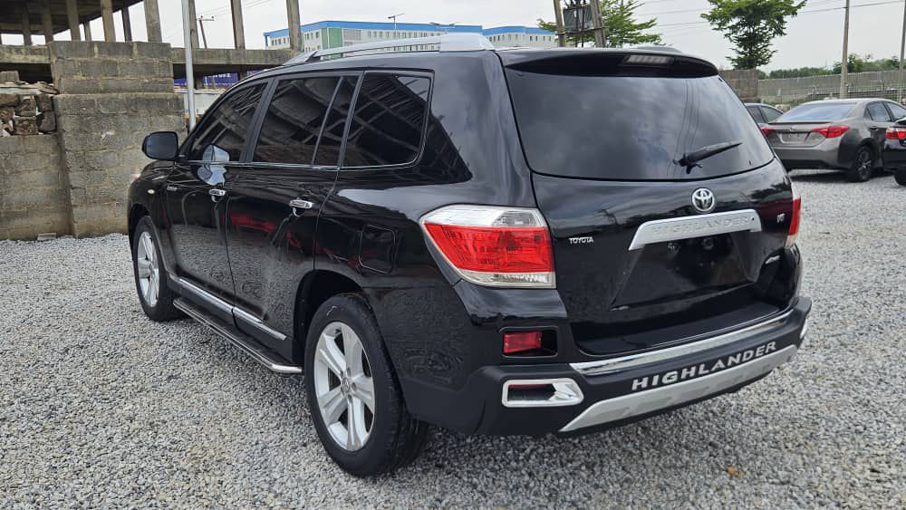 
								Extremely clean foreign used 2013 Toyota Highlander with 2026 duty limited full option going for just 20M only  location📍 Abuja deal 🤝 Car with me full									