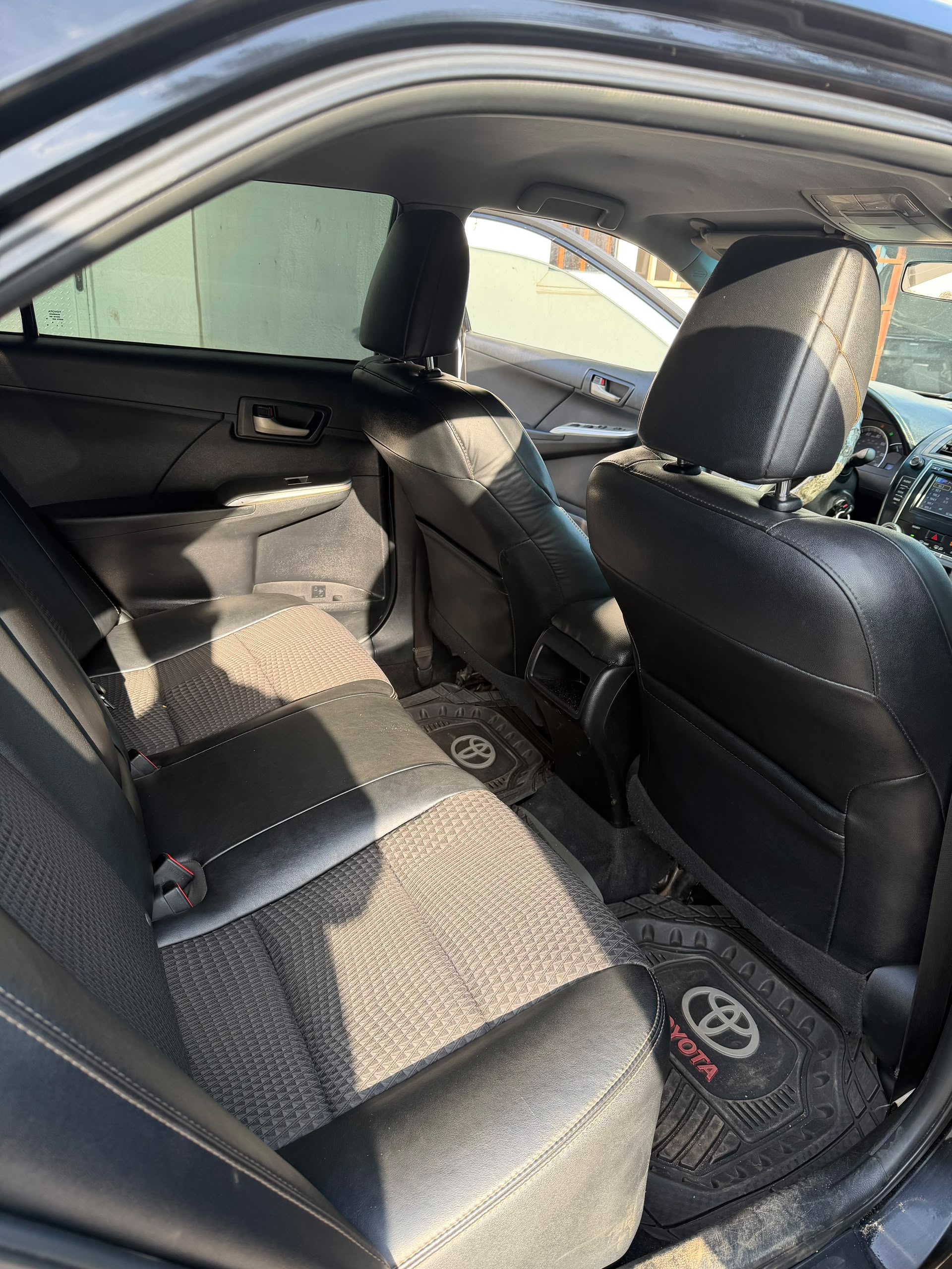 
								2013 Toyota Camry fairly used. Everything works perfect. 9.5m full									