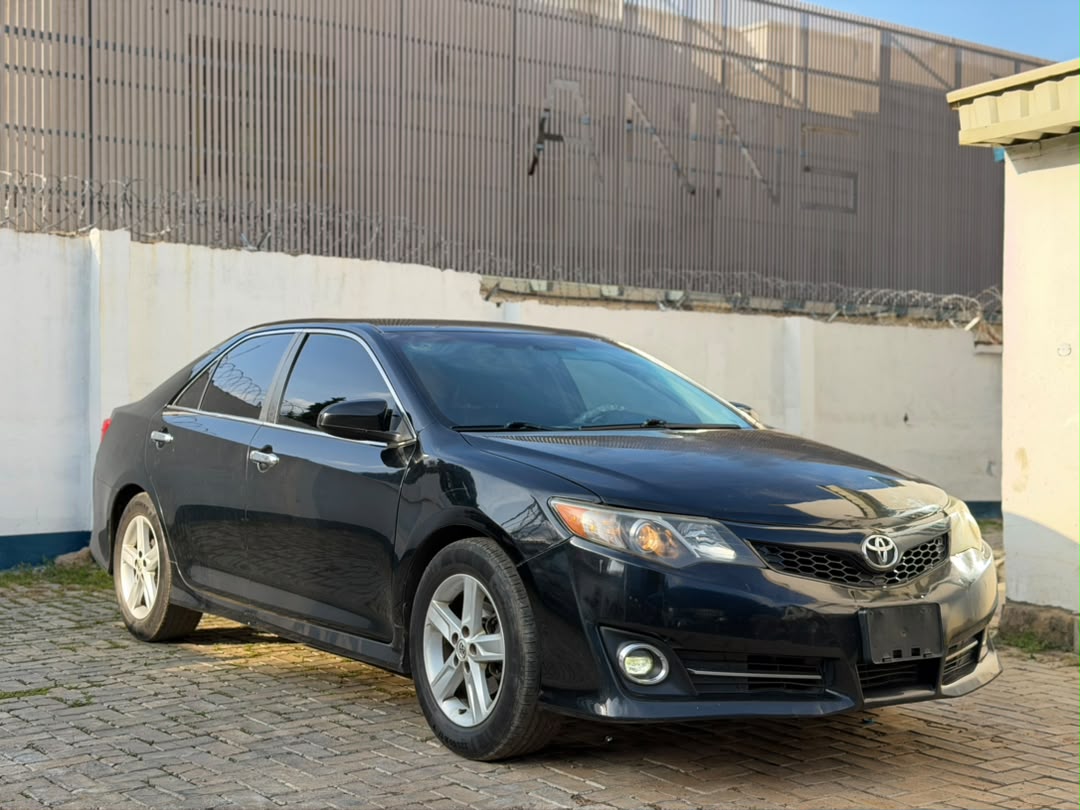 
								2013 Toyota Camry fairly used. Everything works perfect. 9.5m full									
