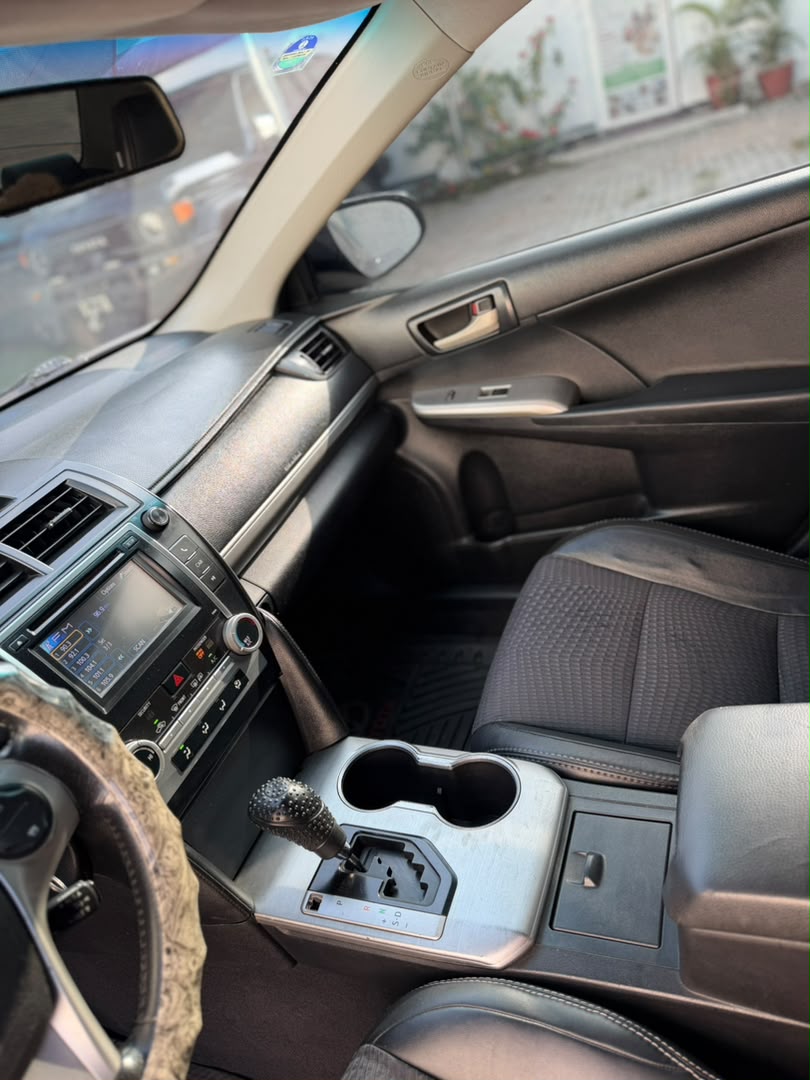 
								2013 Toyota Camry fairly used. Everything works perfect. 9.5m full									