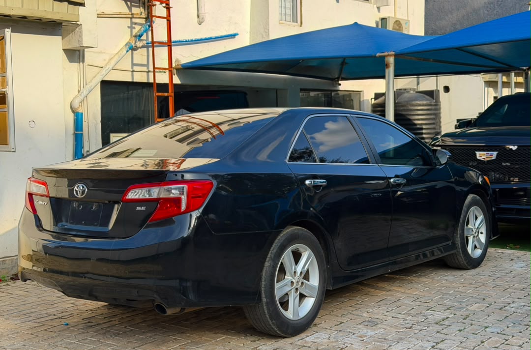 
								2013 Toyota Camry fairly used. Everything works perfect. 9.5m full									