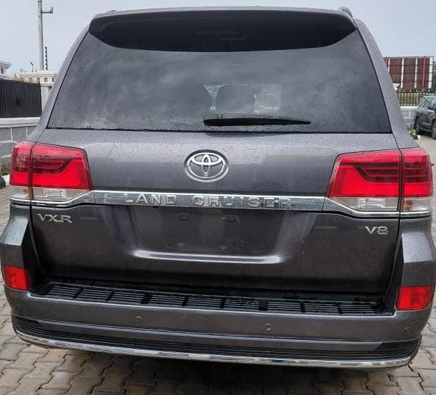 
								Owners house deal 2019 Toyota Land Cruiser VX.R V8 engine none upgraded with verified duty Dark grey on black  📍Pkrice N89m Abuja deal full									