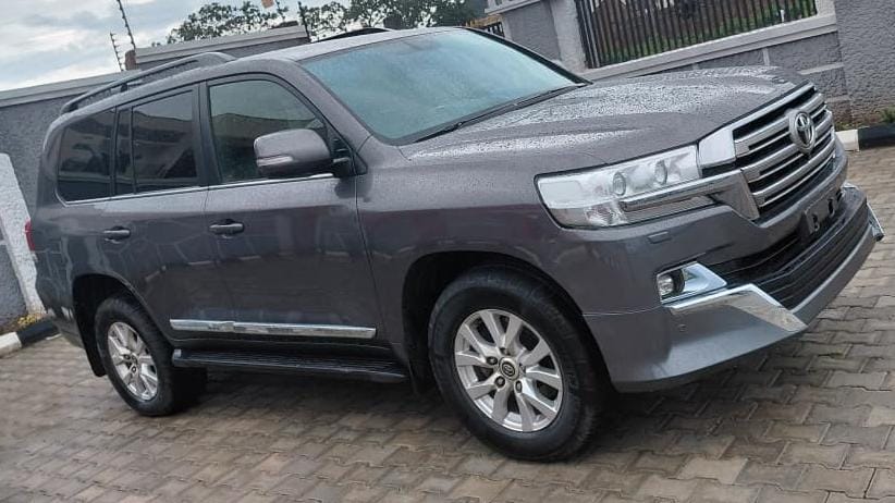 
								Owners house deal 2019 Toyota Land Cruiser VX.R V8 engine none upgraded with verified duty Dark grey on black  📍Pkrice N89m Abuja deal full									