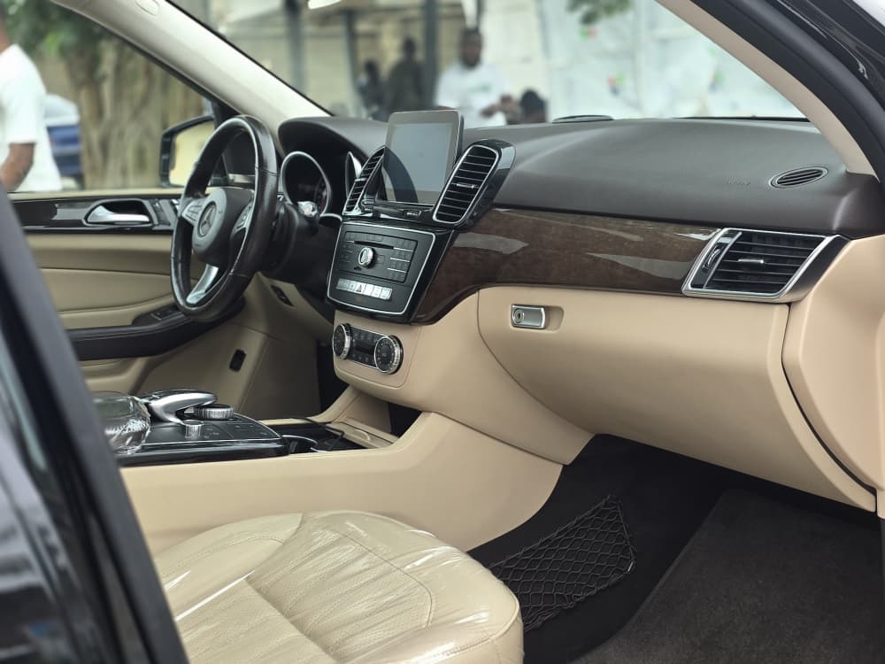 
								GLE350 2016 MODEL WITH ORIGINAL CUSTOM DUTY FULLY PAID FULL OPTION KEYLESS THUMBSTART PANORAMIC ROOF WITH UNTAMPERED ENGINE AND GEAR AC FACTORY FITTED BUY AND DRIVE ABSOLUTELY NOTHING TO FIX  👉30m buyer settle 500k location Abacha road nyanya Abuja deal Car is with me directly full									