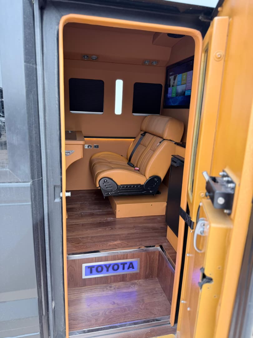 
								Brand New 2025 Coaster Bus VVIP BULLETPROOF. PRIVATE JET SITTING ARRANGEMENTS. Diesel Engine. 850m  📍Pkrice 750m Abuja deal full									