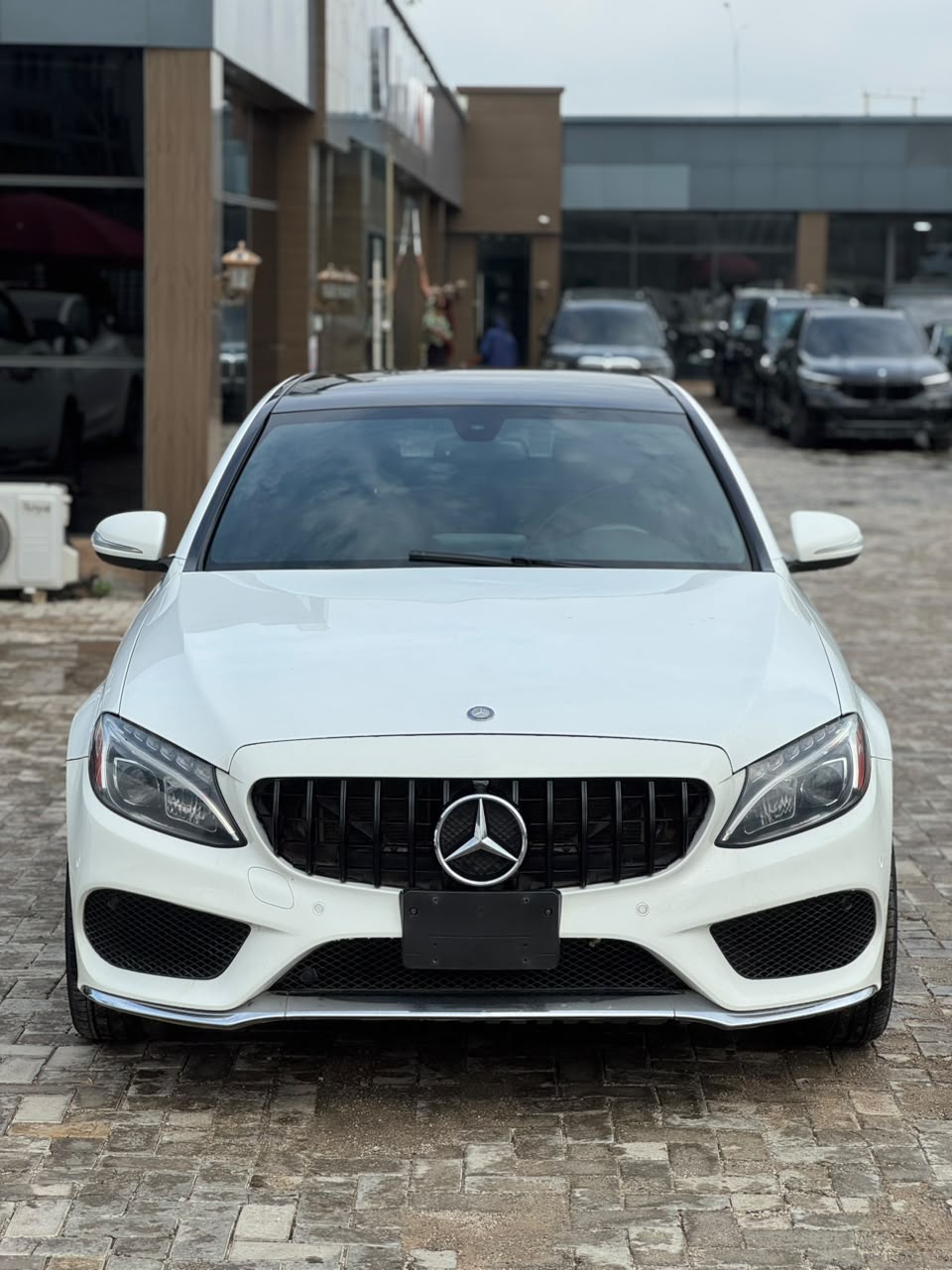 
								Foreign used 2016 Mercedes Benz C400  Black interior  Full pano roof  Thumb start  Low mileage  Going for 35m  Abuja deal full									