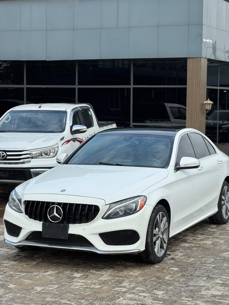 
								Foreign used 2016 Mercedes Benz C400  Black interior  Full pano roof  Thumb start  Low mileage  Going for 35m  Abuja deal full									