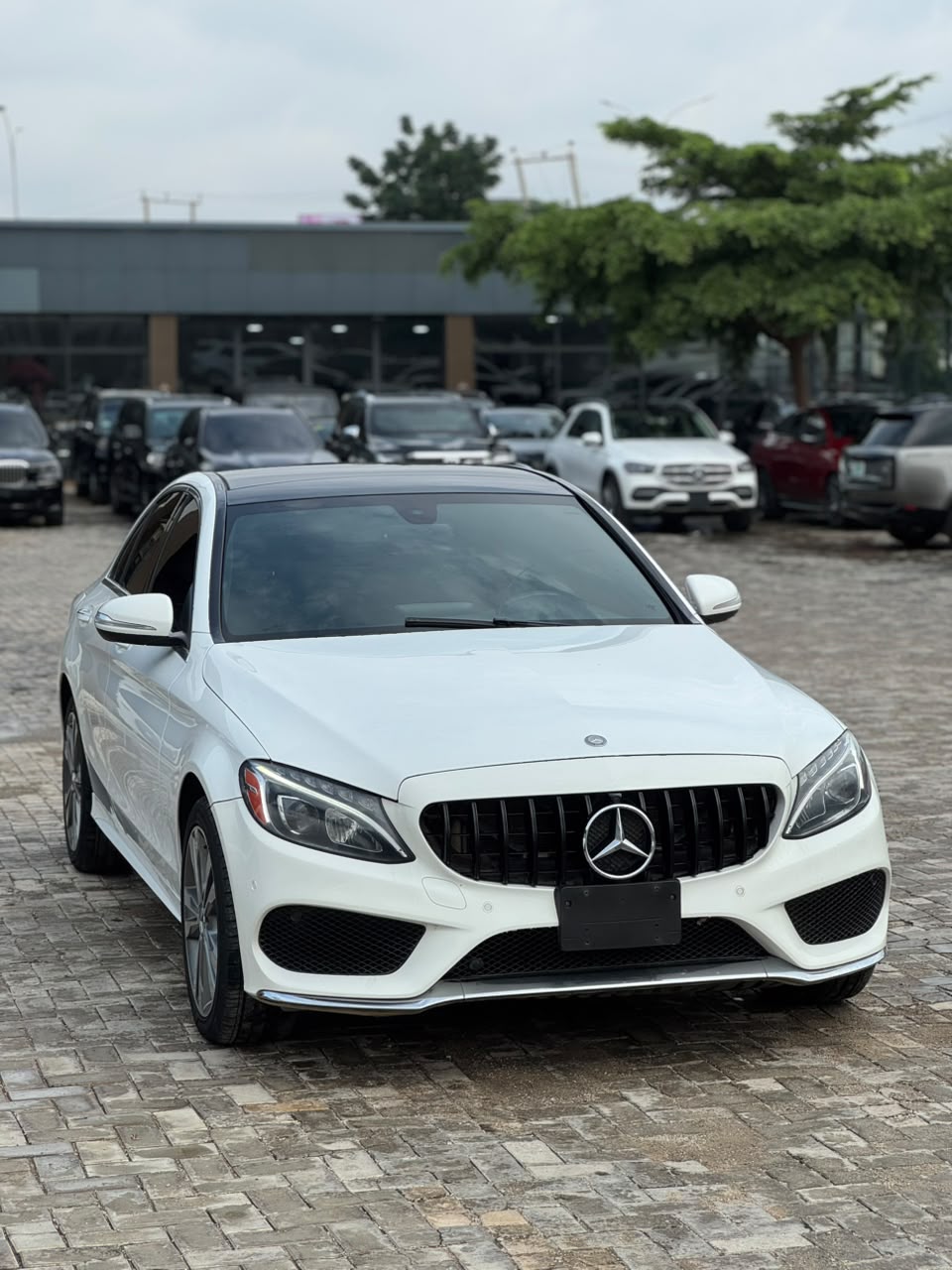 
								Foreign used 2016 Mercedes Benz C400  Black interior  Full pano roof  Thumb start  Low mileage  Going for 35m  Abuja deal full									