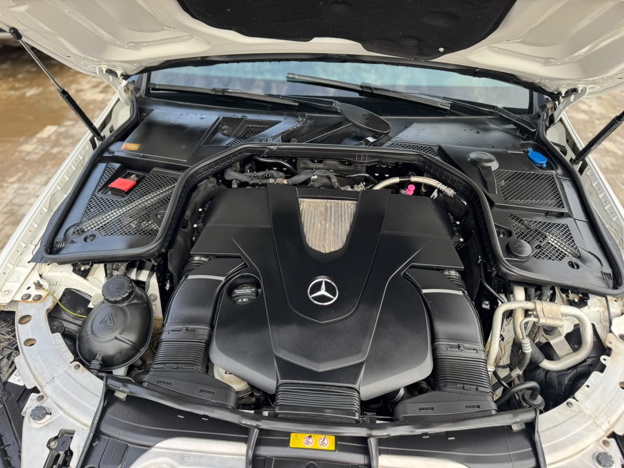
								Foreign used 2016 Mercedes Benz C400  Black interior  Full pano roof  Thumb start  Low mileage  Going for 35m  Abuja deal full									