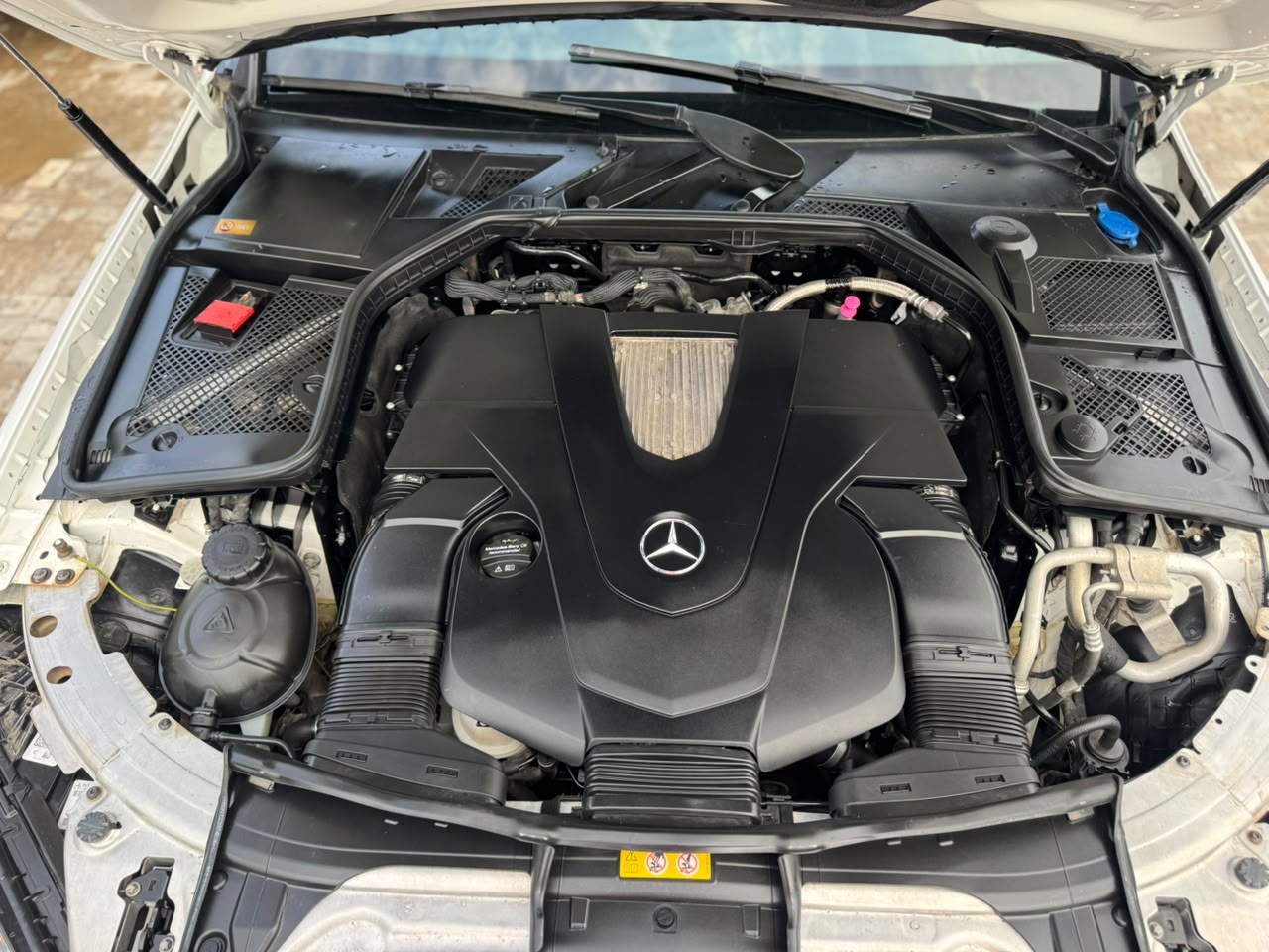 
								Foreign used 2016 Mercedes Benz C400  Black interior  Full pano roof  Thumb start  Low mileage  Going for 35m  Abuja deal full									