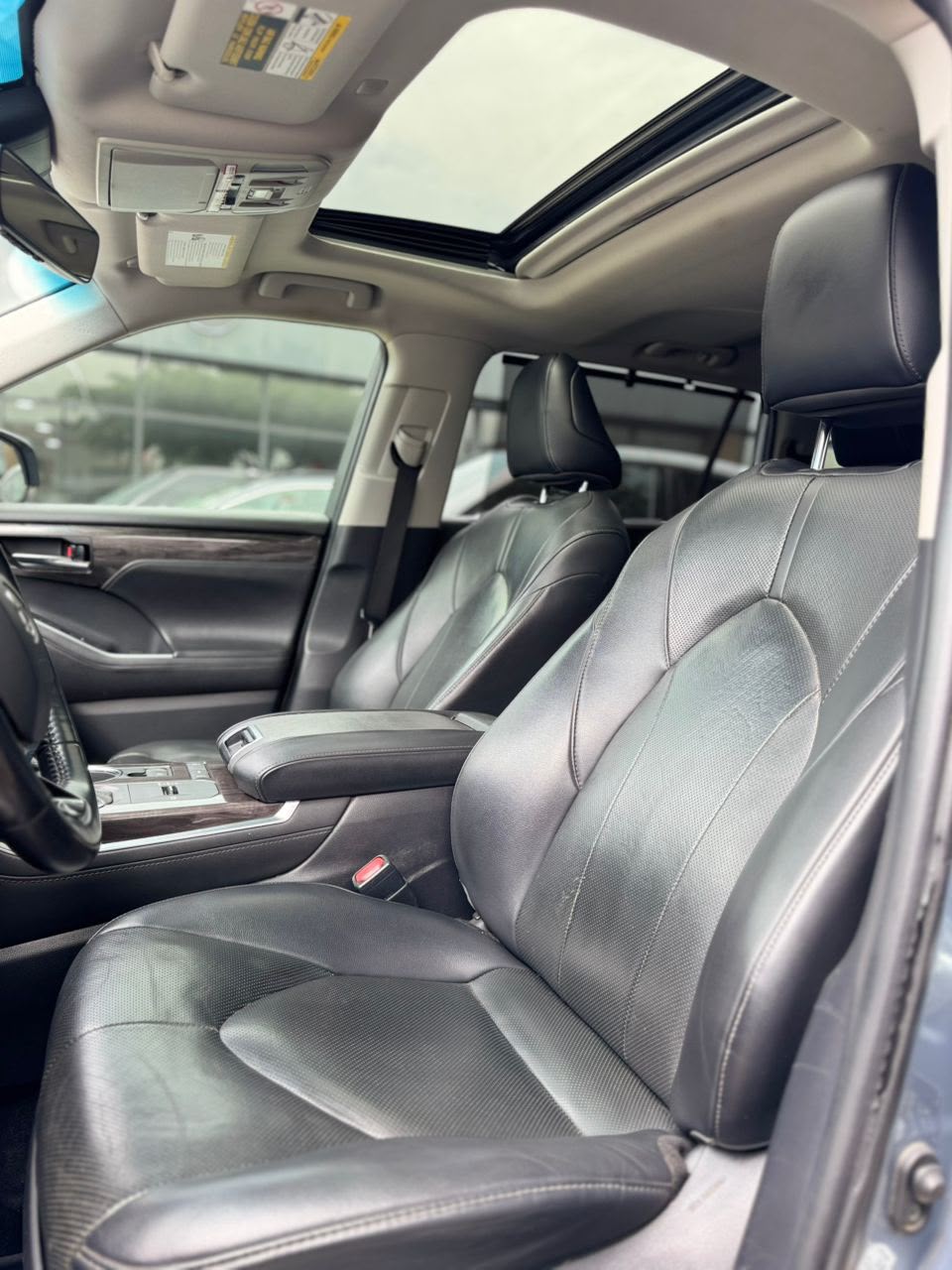 
								Foreign used 2020 Toyota Highlander   Low mileage  Clean interior  Original custom duty  Going for 39m full									
