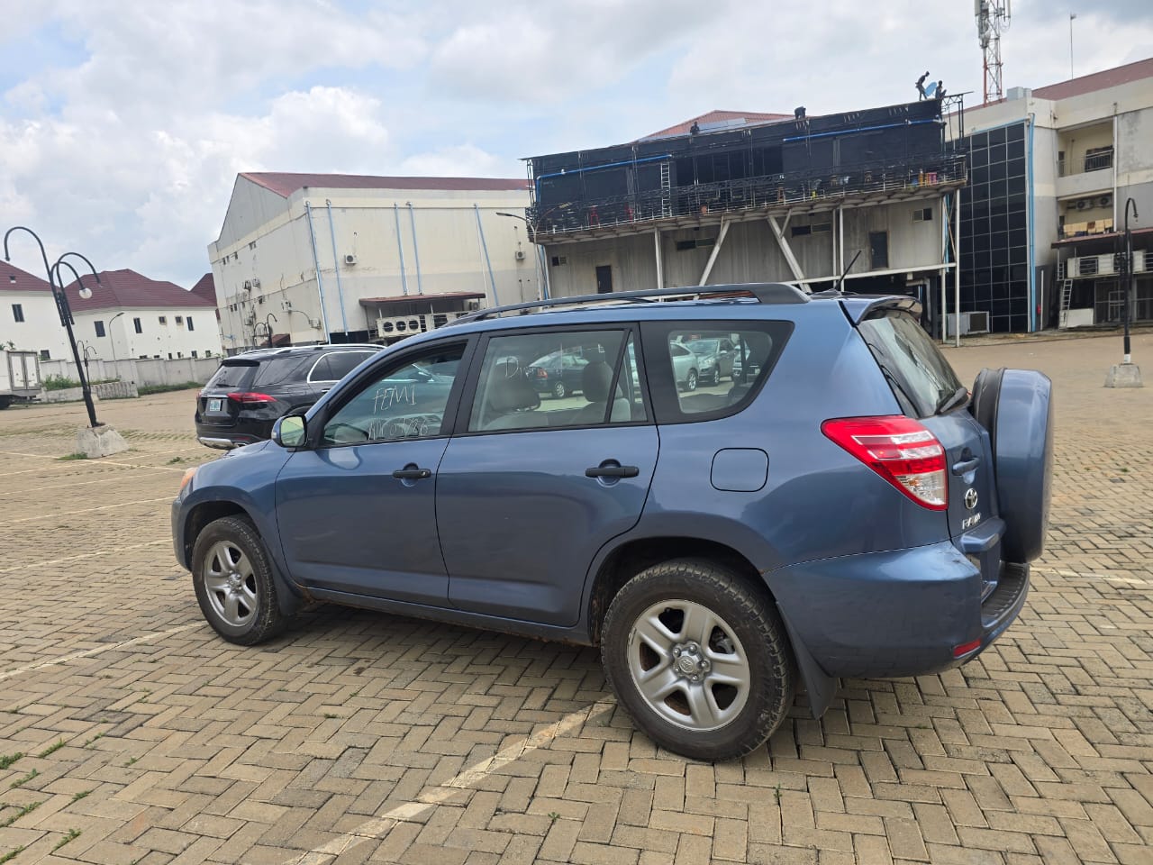 
								Extremely clean Direct Belgium 🇧🇪 Accidents free Toyota Rav4 2011 with untermperd system and original duty  11.5m abujadeal full									