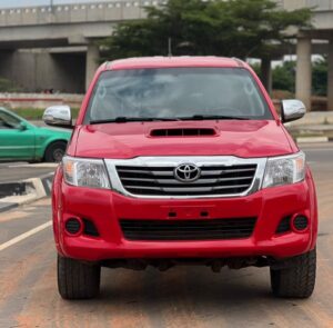 FOREIGN USED 2015 TOYOTA HILUX AUTOMATIC TRANSMISSION WITH DIESEL ENGINES PROPERLY DOCUMENTED GOING FOR 25.5M ABUJA DEAL