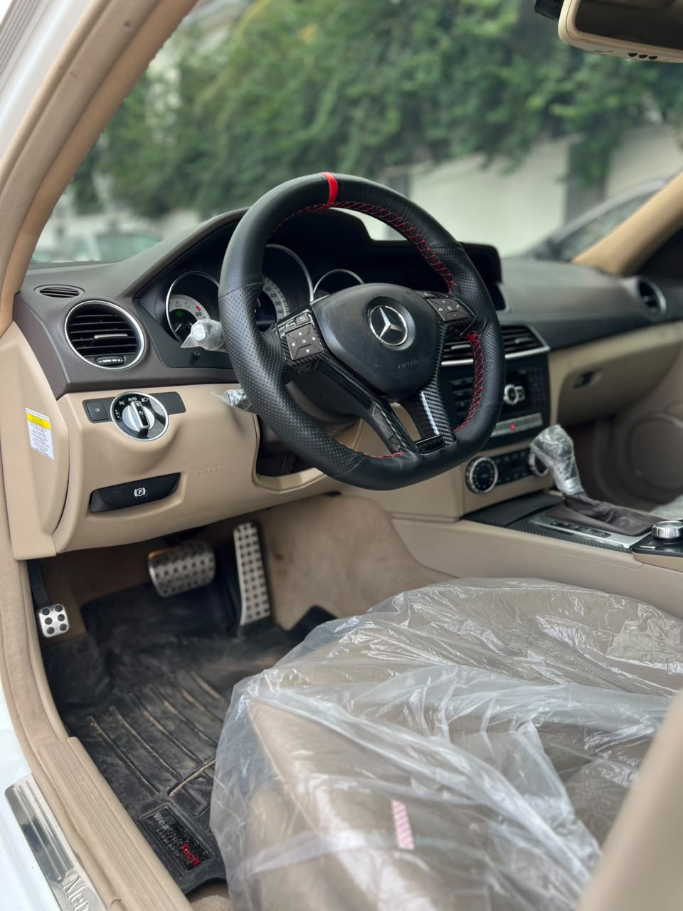 
								2013 C300  Direct Belgium 🇧🇪  Buy and drive 📍Abuja 💰13.5M full									