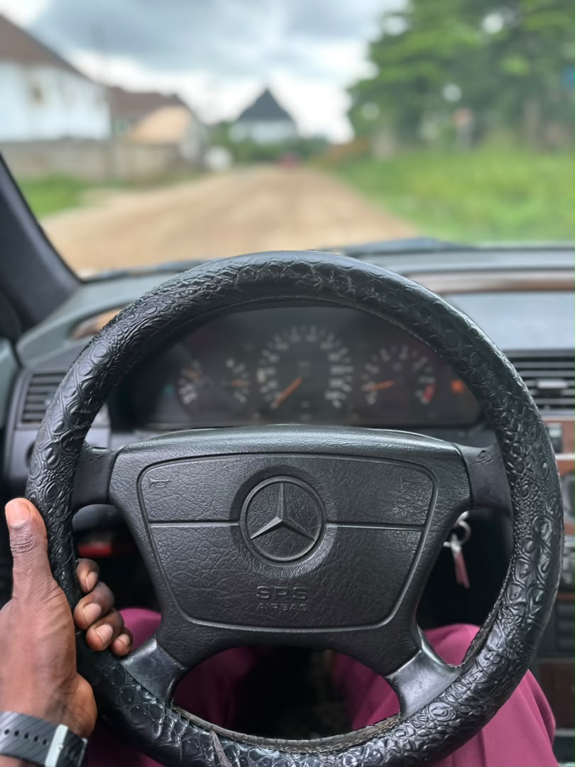 
								Giveaway Deal‼️‼️‼️ Carefully Used Mbenz C180 car is in pristine  condition (Nothing To Fix)  (Sunroof) with proper documentation with me owners house Lugbe Abuja📍 ZERO CHAIN DEAL full									