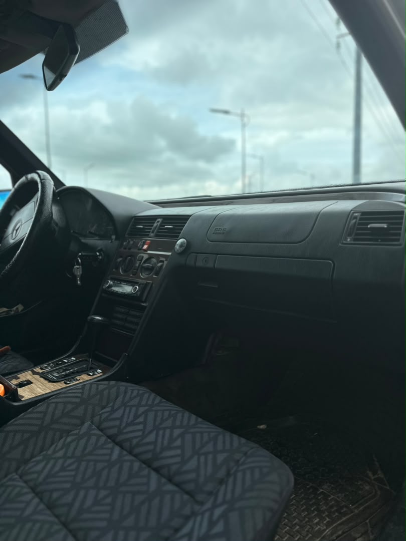 
								Giveaway Deal‼️‼️‼️ Carefully Used Mbenz C180 car is in pristine  condition (Nothing To Fix)  (Sunroof) with proper documentation with me owners house Lugbe Abuja📍 ZERO CHAIN DEAL full									