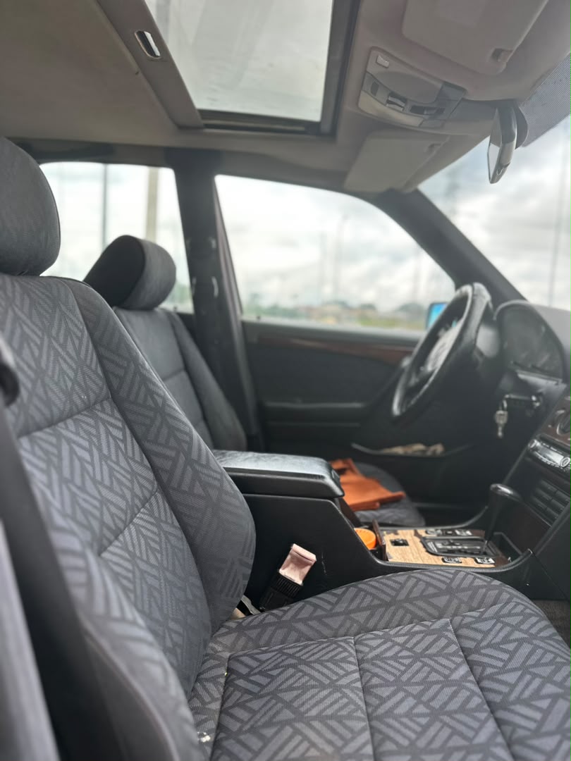 
								Giveaway Deal‼️‼️‼️ Carefully Used Mbenz C180 car is in pristine  condition (Nothing To Fix)  (Sunroof) with proper documentation with me owners house Lugbe Abuja📍 ZERO CHAIN DEAL full									