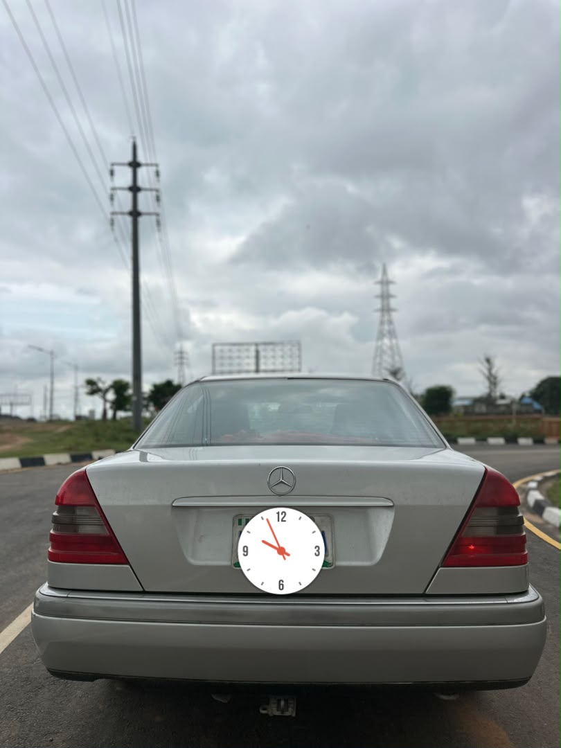 
								Giveaway Deal‼️‼️‼️ Carefully Used Mbenz C180 car is in pristine  condition (Nothing To Fix)  (Sunroof) with proper documentation with me owners house Lugbe Abuja📍 ZERO CHAIN DEAL full									