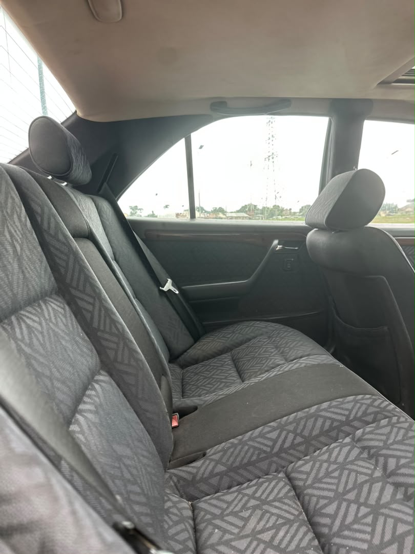 
								Giveaway Deal‼️‼️‼️ Carefully Used Mbenz C180 car is in pristine  condition (Nothing To Fix)  (Sunroof) with proper documentation with me owners house Lugbe Abuja📍 ZERO CHAIN DEAL full									