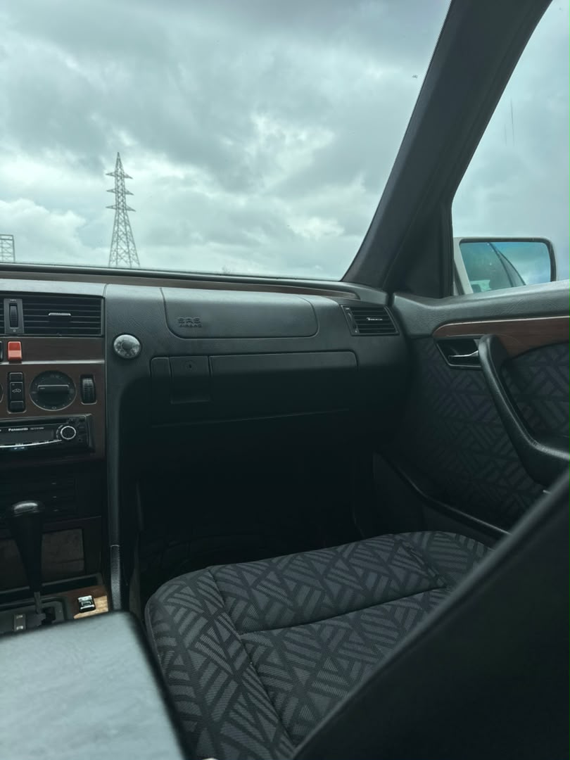 
								Giveaway Deal‼️‼️‼️ Carefully Used Mbenz C180 car is in pristine  condition (Nothing To Fix)  (Sunroof) with proper documentation with me owners house Lugbe Abuja📍 ZERO CHAIN DEAL full									