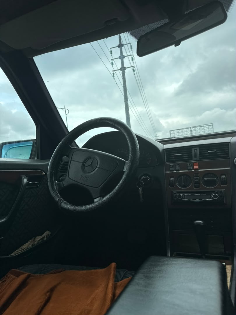 
								Giveaway Deal‼️‼️‼️ Carefully Used Mbenz C180 car is in pristine  condition (Nothing To Fix)  (Sunroof) with proper documentation with me owners house Lugbe Abuja📍 ZERO CHAIN DEAL full									