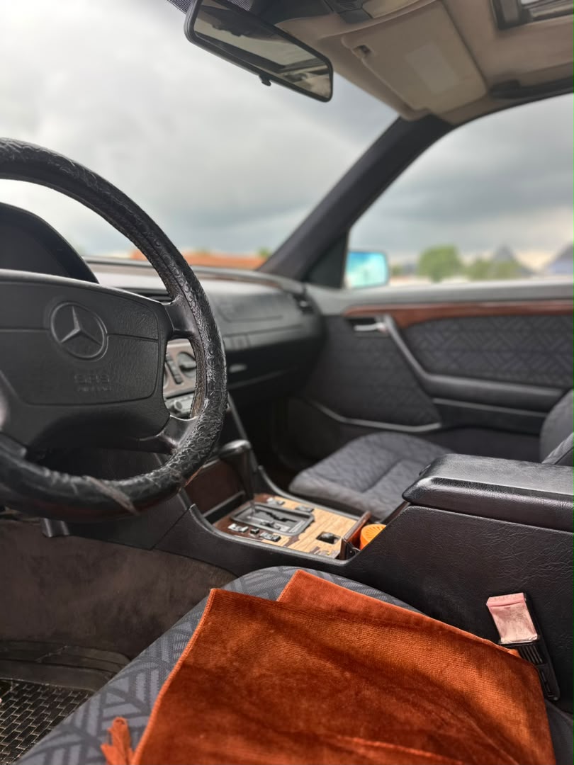 
								Giveaway Deal‼️‼️‼️ Carefully Used Mbenz C180 car is in pristine  condition (Nothing To Fix)  (Sunroof) with proper documentation with me owners house Lugbe Abuja📍 ZERO CHAIN DEAL full									