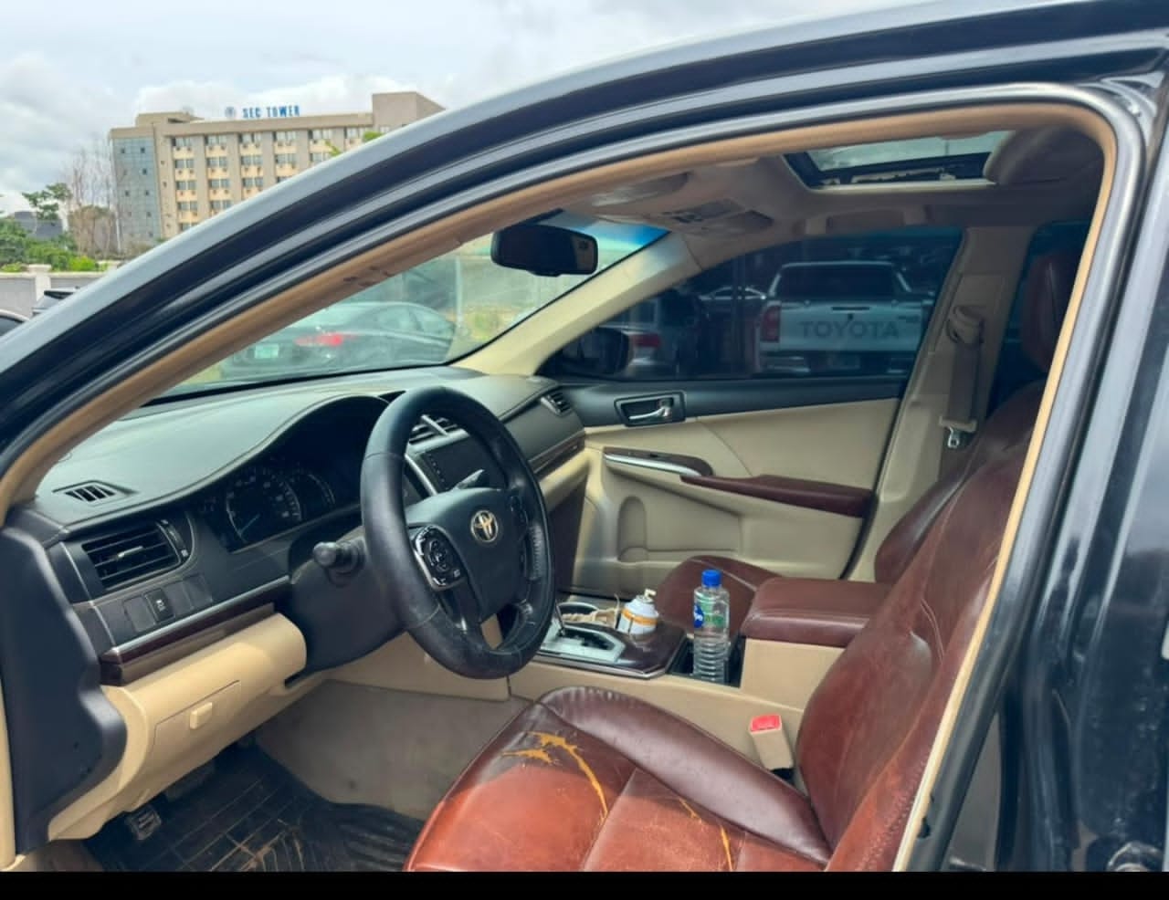 
								Distress sale 2013 Camry SE 7m owner last  come with my Sambo full									