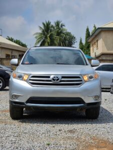 Distress Alert ⚠️  Foreign used Toyota Highlander 2012 with New and Untouched Components  Pano sunroof  Boot Power Tumb  👉16.8m buyer settle 400k Location Abacha road Nyanya Abuja deal