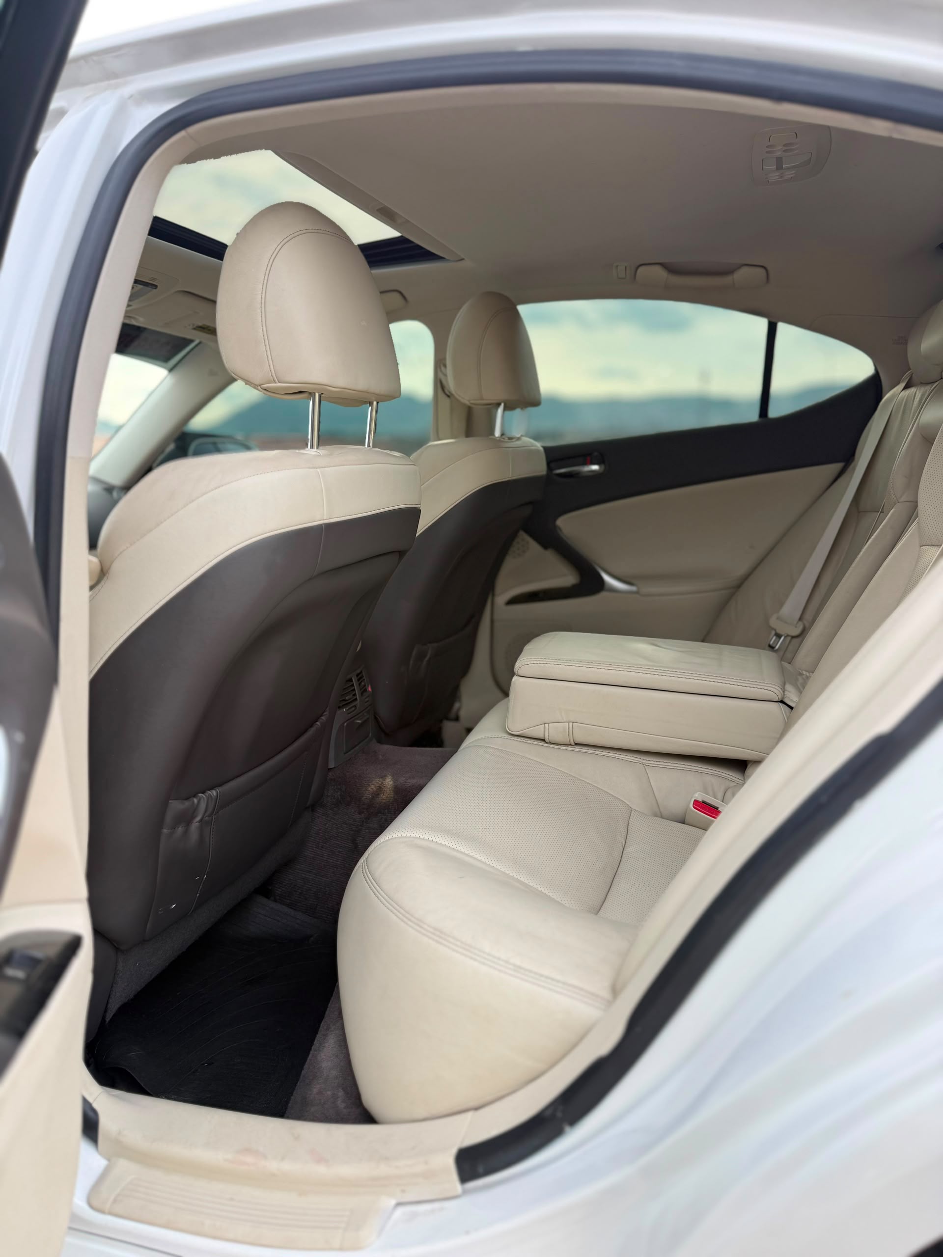 
								FOREIGN USED 🇺🇸 2010 LEXUS IS 250 WITH KEYLESS ENTRY SUNROOF REVERSE CANERA AND VALID DUTY GOING FOR 12.5MILLION NAIRA ONLY full									