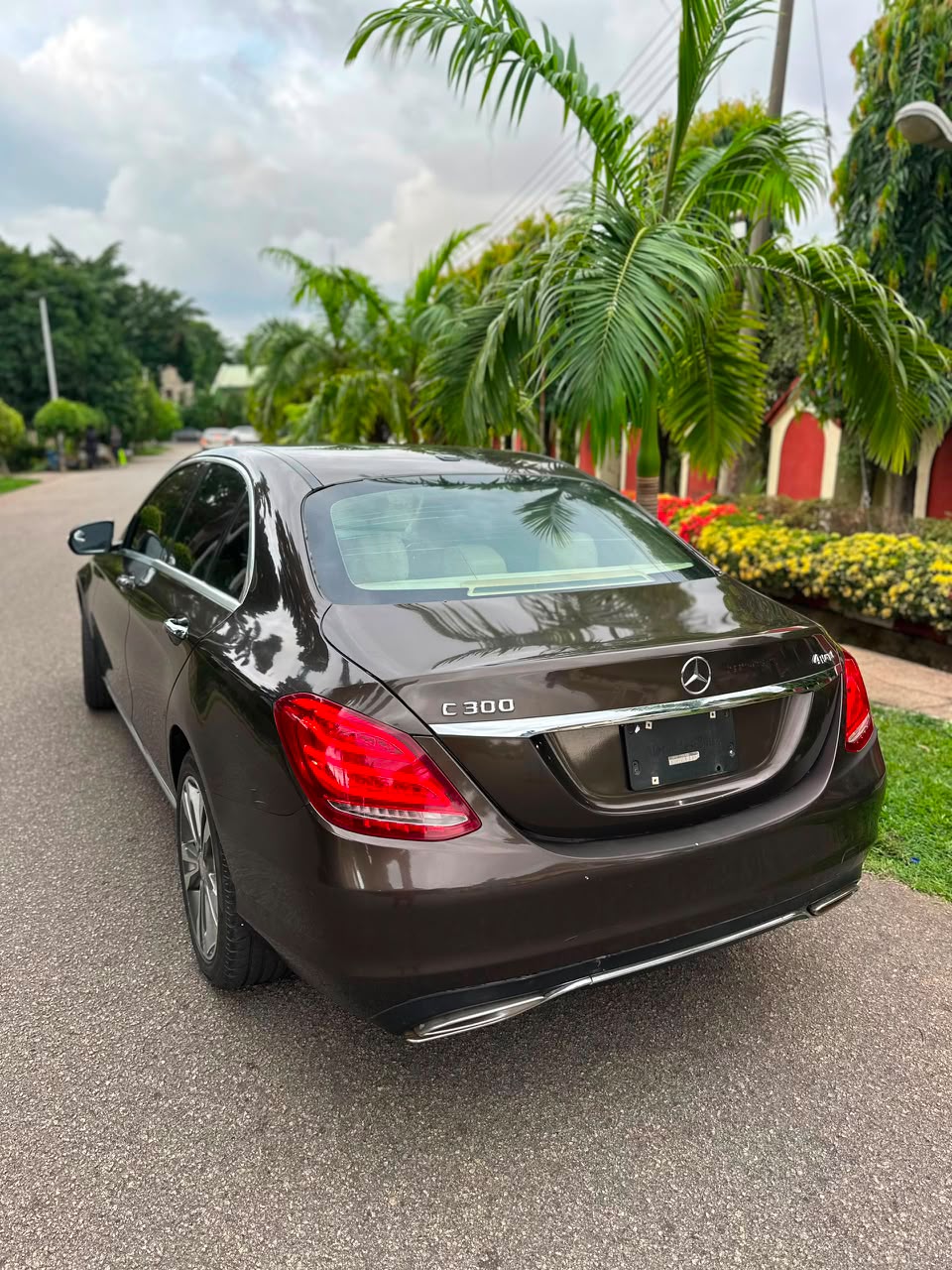 
								Distress 2016 Mercedes C300 for 9.8M Abuja F full									