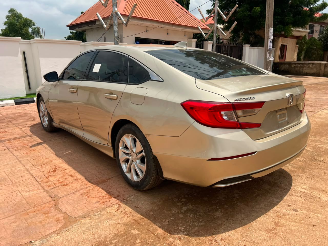 
								Distress 2020 Honda Accord Direct Belgium Available for urgent pickup Duty fully paid  Everything is blessed  Going for 19.5M Location Nyanya Abuja full									