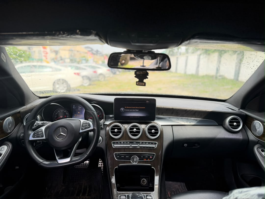 
								QUICK SALE!!!  MERCEDES C400 IN VERY GOOD CONDITION  PRICE: 18M full									