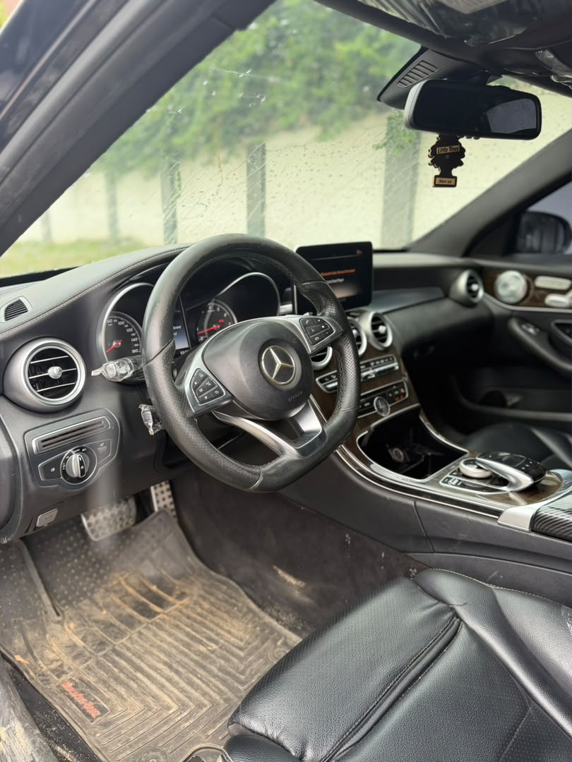 
								QUICK SALE!!!  MERCEDES C400 IN VERY GOOD CONDITION  PRICE: 18M full									
