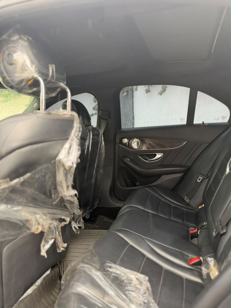 
								QUICK SALE!!!  MERCEDES C400 IN VERY GOOD CONDITION  PRICE: 18M full									