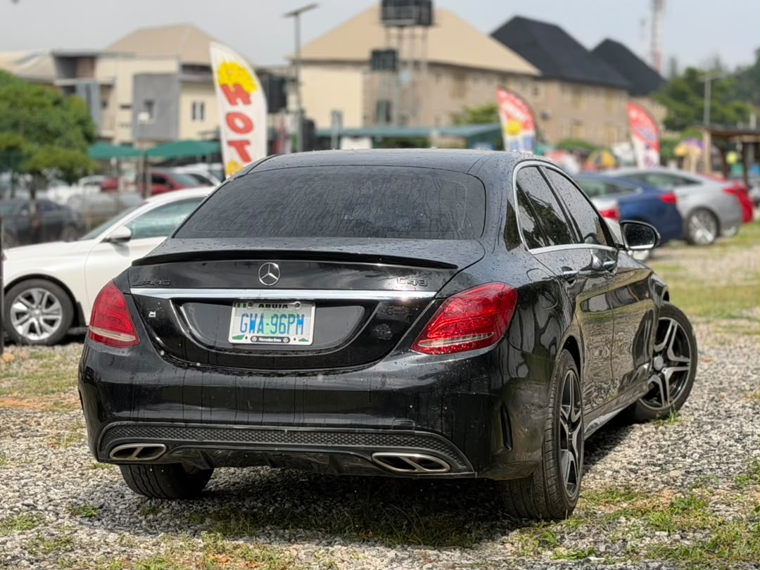 
								QUICK SALE!!!  MERCEDES C400 IN VERY GOOD CONDITION  PRICE: 18M full									
