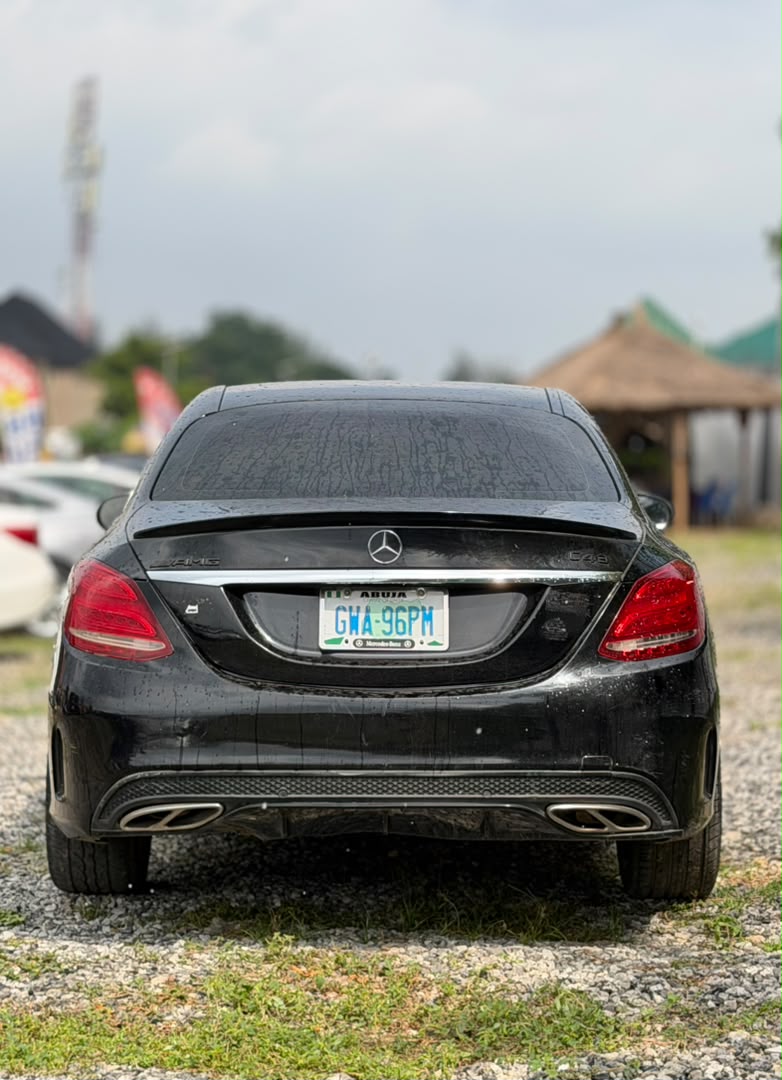 
								QUICK SALE!!!  MERCEDES C400 IN VERY GOOD CONDITION  PRICE: 18M full									