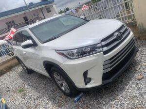 Just arrive Toyota Highlander LE  2017 model foreign used with custom duty fully paid Black interior Available for sale Price 26m 🏃🏃🏃 Location central area Abuja