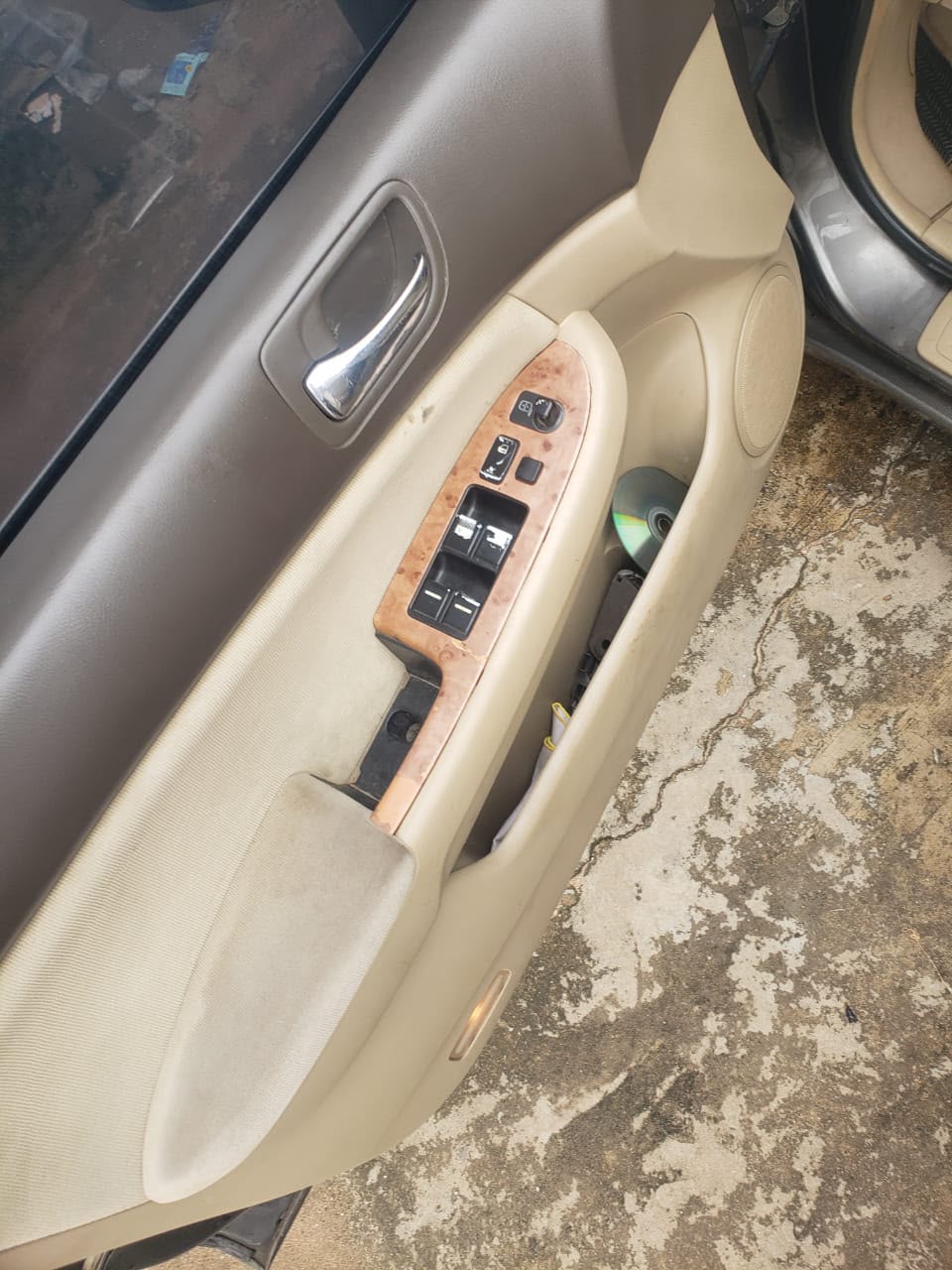 
								Very clean discussion continue is available price 3.5 million car with me full									
