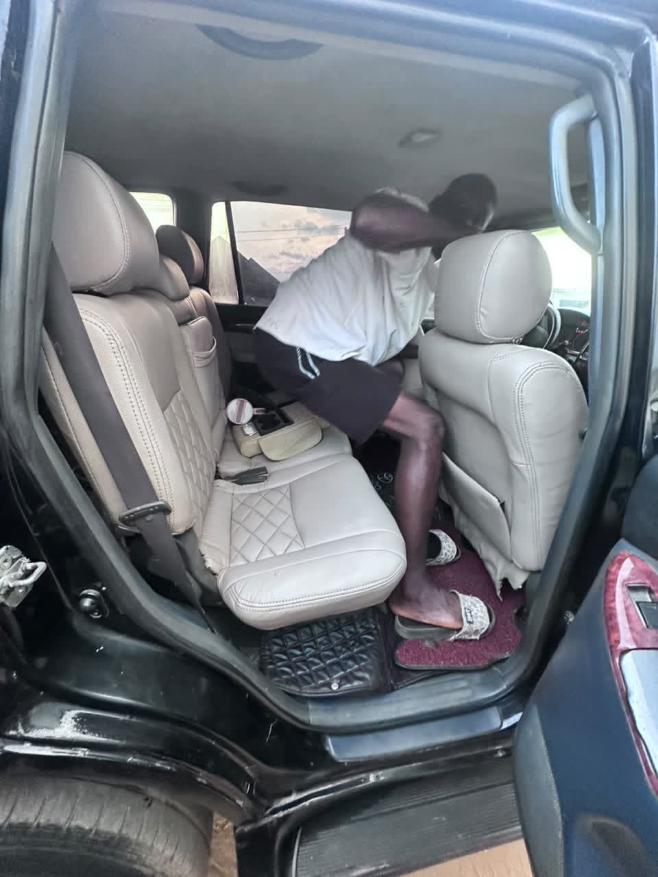 
								CLEAN USED 2008 TOYOTA PRADO UPGRADED TO 2020 🔥 4-PLUGS 📍 ENGINE//GEAR//AC☑️☑️#️⃣8.5M OWNER ABUJA full									