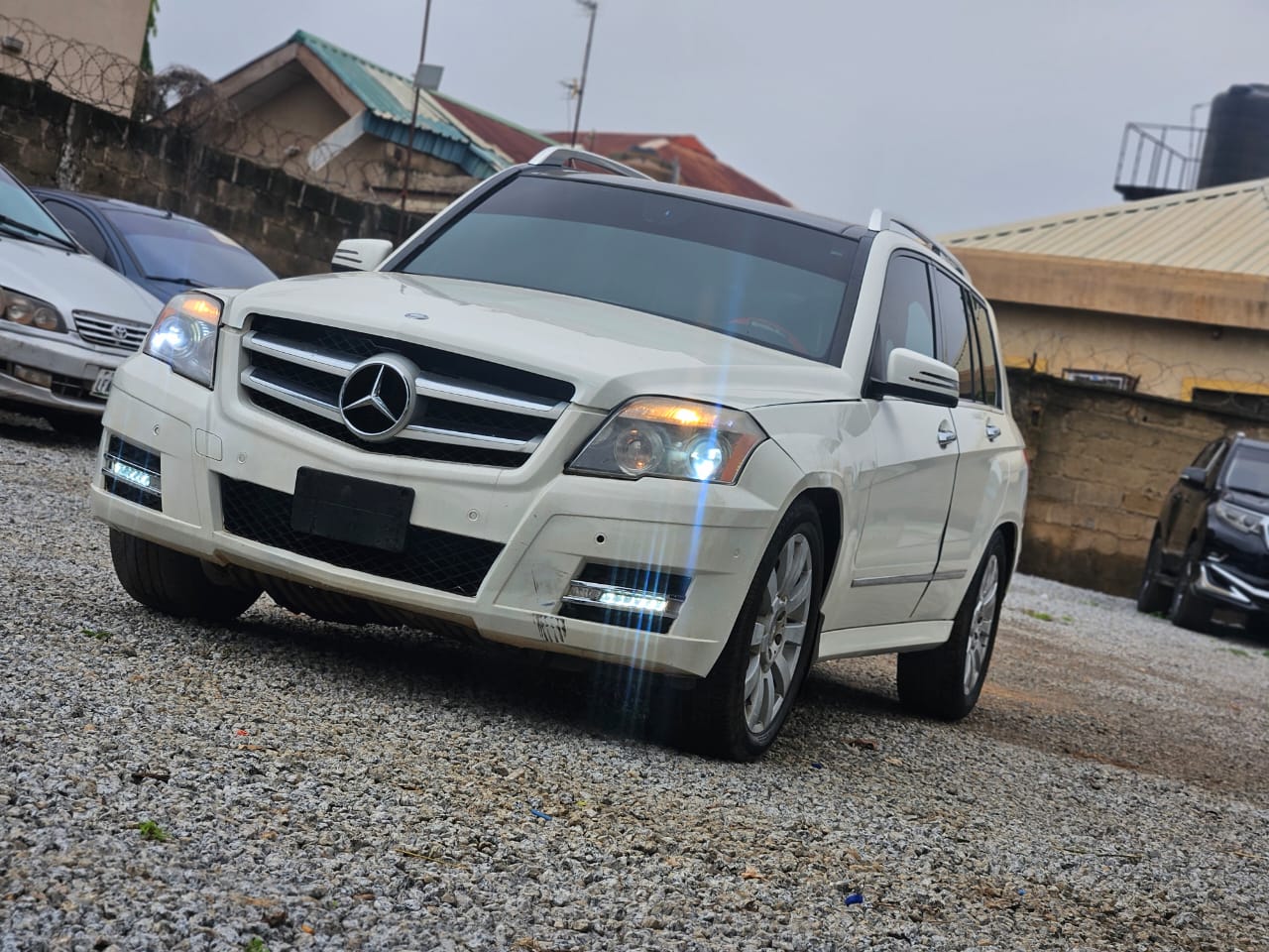 
								Mad Distress alert ⚠️          Few months Used  Benz GLK350 4matic 2011 With everything Untouched  All components are New Double Pano Roof  Power Tumb Boot  2025 Entry Custom  👉10.5m Buyer settle 200k  Location Abacha road Nyanya Abuja deal Car is with me full									