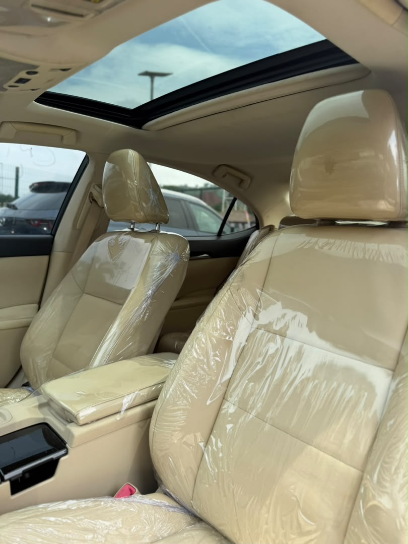 
								CLEAN FOREIGN USED 2014 LEXUS ES350 PRICE: 17.5M full									