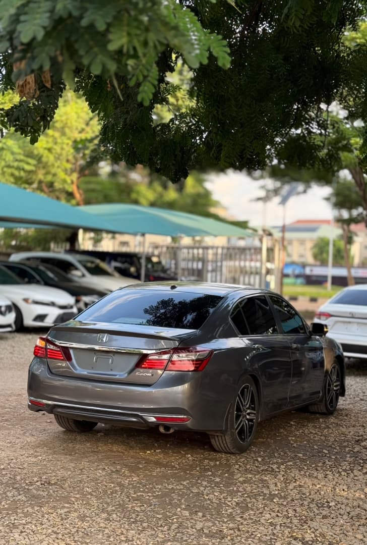 
								2015 super clean Honda Accord EXL facelift to 2017 with original custom duty going for 11.7M full									
