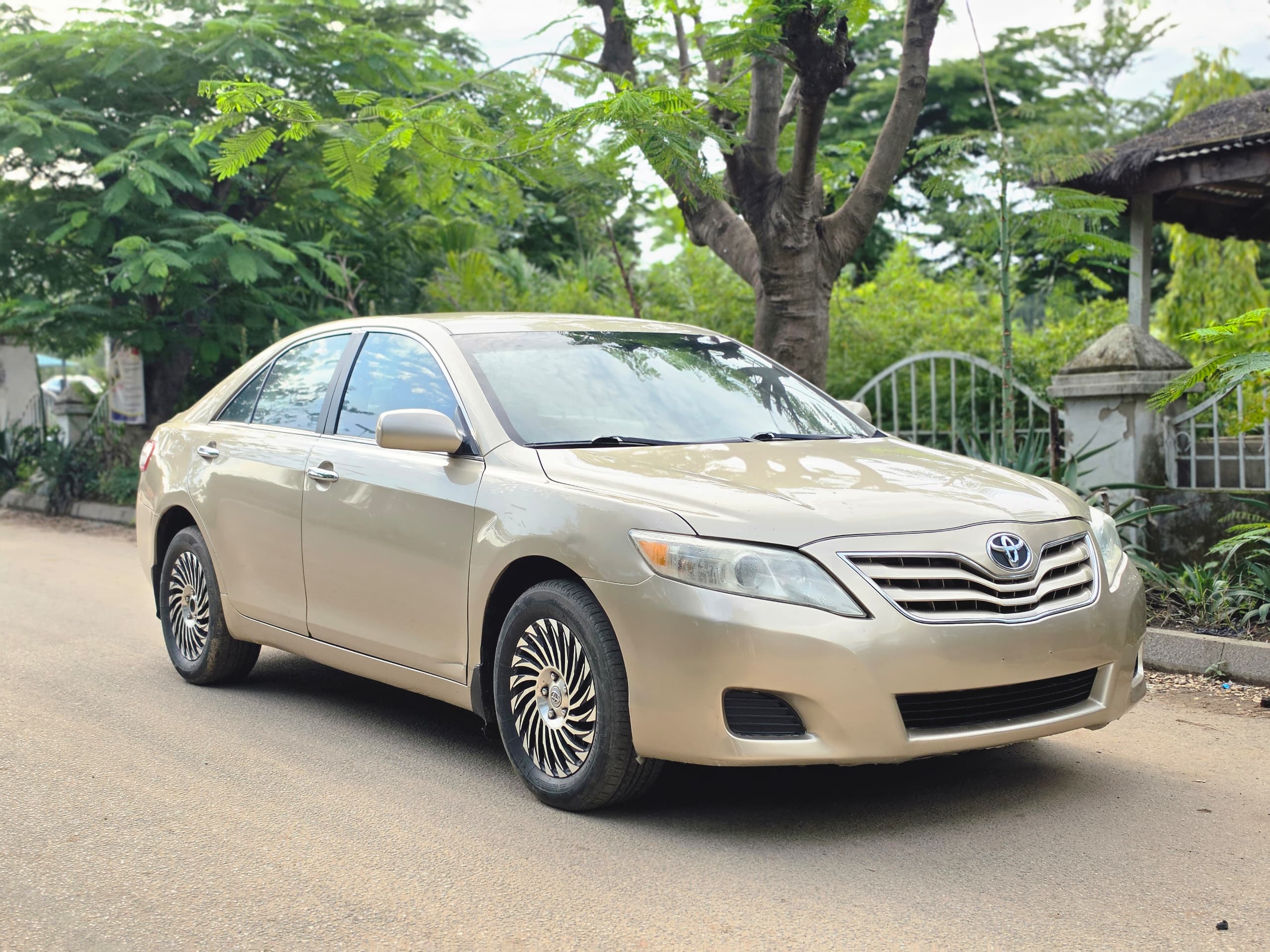 
								Extremely clean Belgium standard 2010 Toyota camry LE with untampared engine and gear 2024 on custom. Nothjng to fix going for just 8.5m 100k sambo abujadeal full									