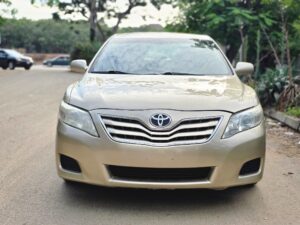 Extremely clean Belgium standard 2010 Toyota camry LE with untampared engine and gear 2024 on custom. Nothjng to fix going for just 8.5m 100k sambo abujadeal