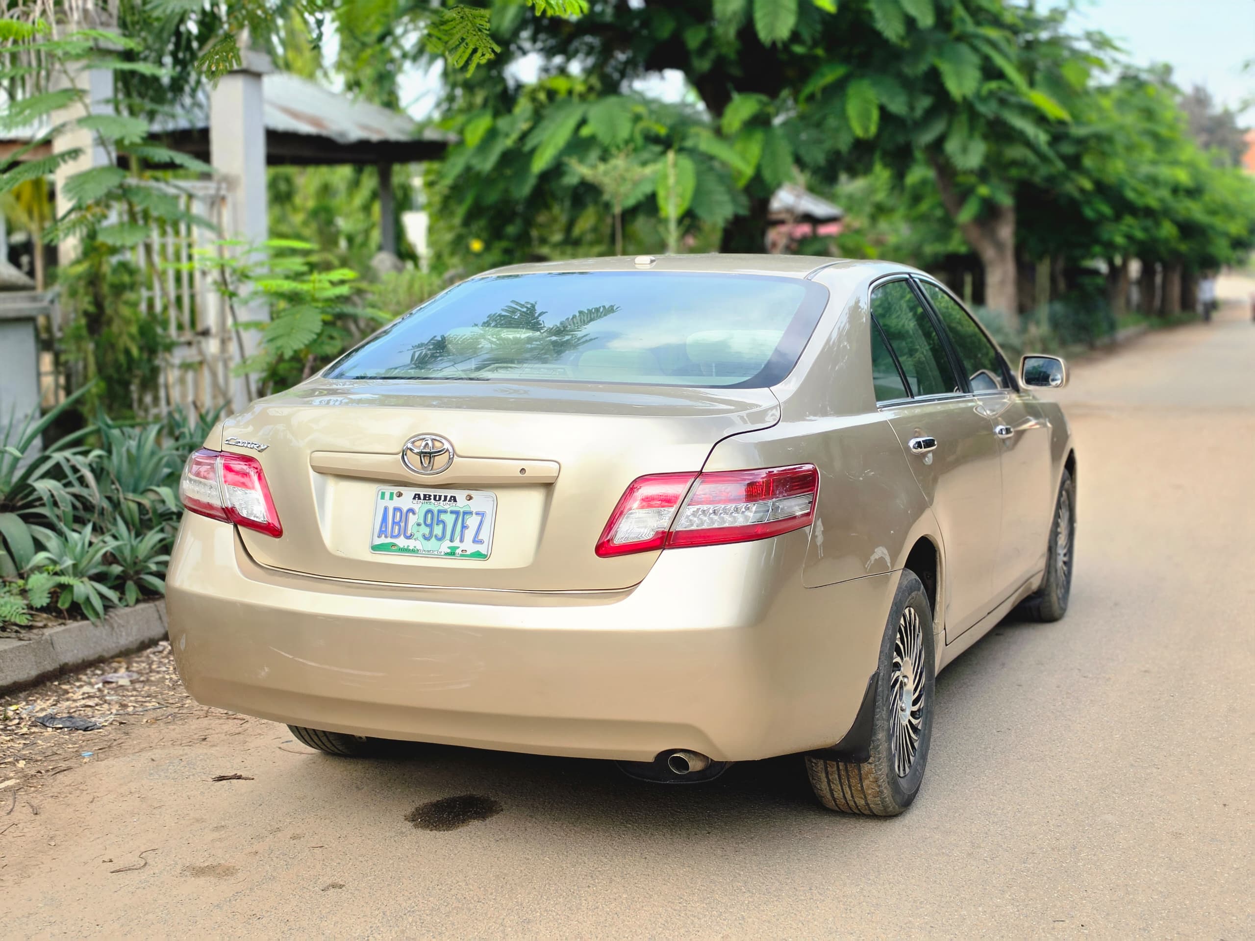 
								Extremely clean Belgium standard 2010 Toyota camry LE with untampared engine and gear 2024 on custom. Nothjng to fix going for just 8.5m 100k sambo abujadeal full									