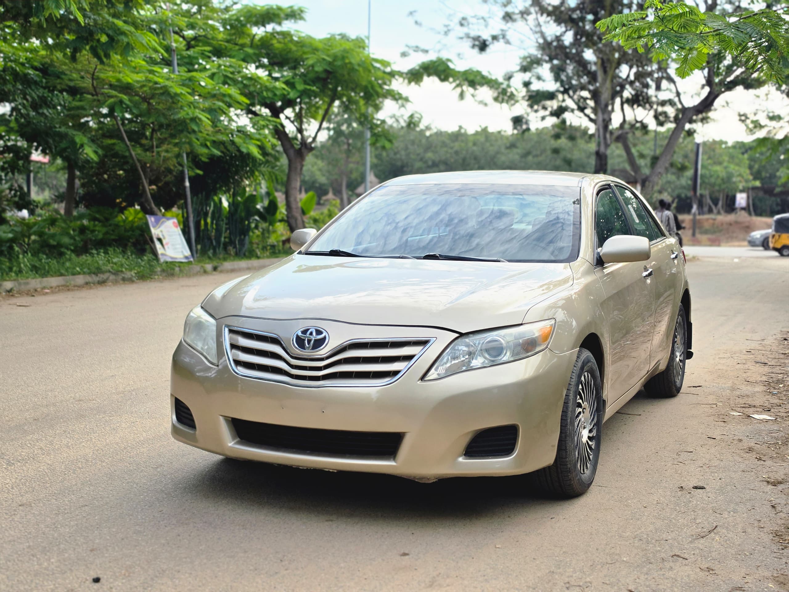 
								Extremely clean Belgium standard 2010 Toyota camry LE with untampared engine and gear 2024 on custom. Nothjng to fix going for just 8.5m 100k sambo abujadeal full									