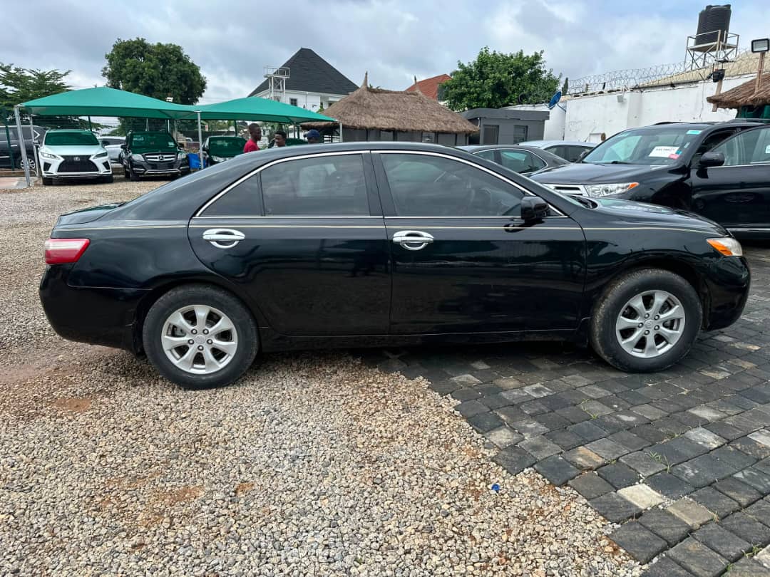 
								extremely clean Toyota Camry 2007 model with custom duty   Untampered engine and gear  Ac💯Nothing to fix going for   💰6.2m 📍Abuja Gwarinpa full									