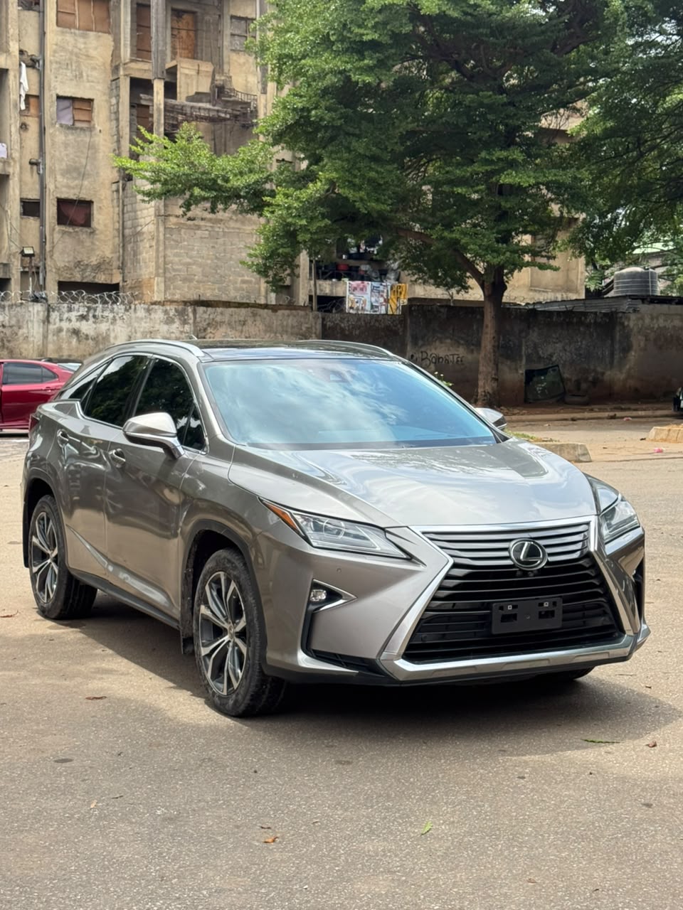 
								Distress sale Nigeria 🇳🇬 used Lexus rx350 2019 is available price 35 million car with me full									